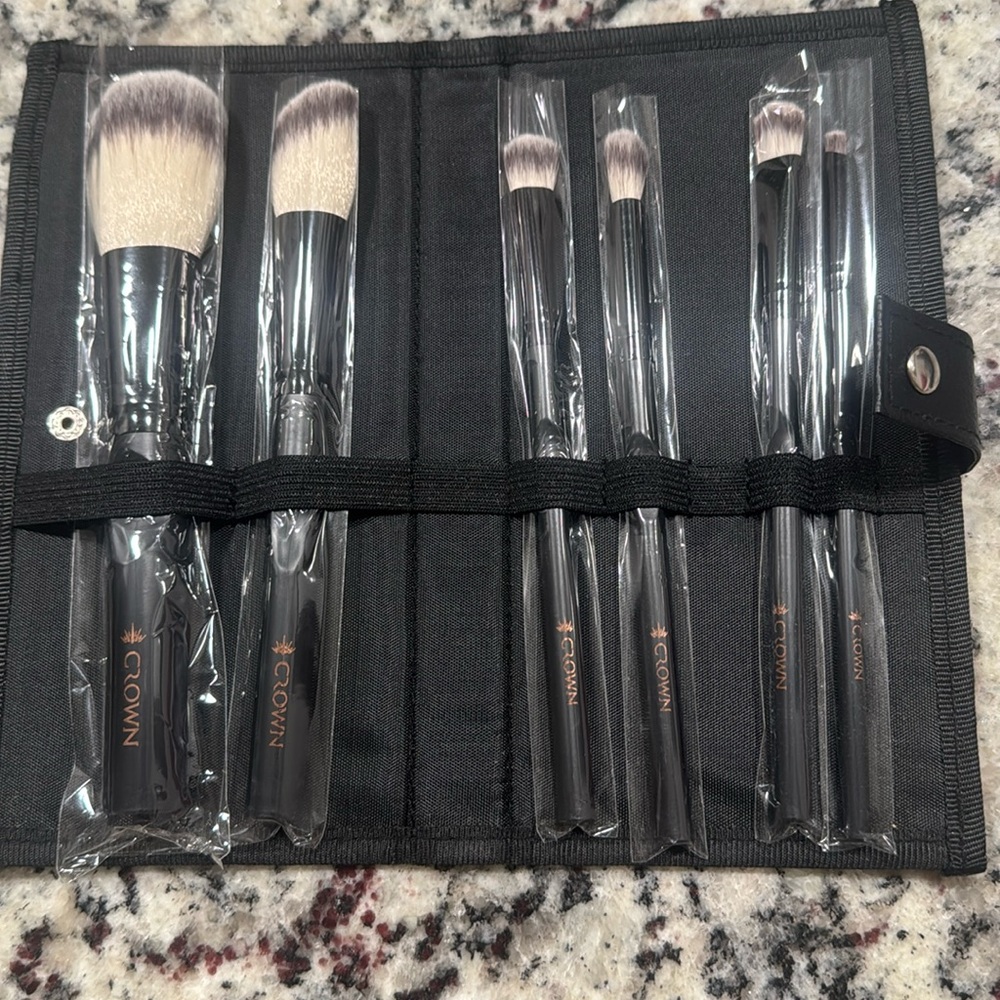 NWT Crown Travel Brush Set with Case